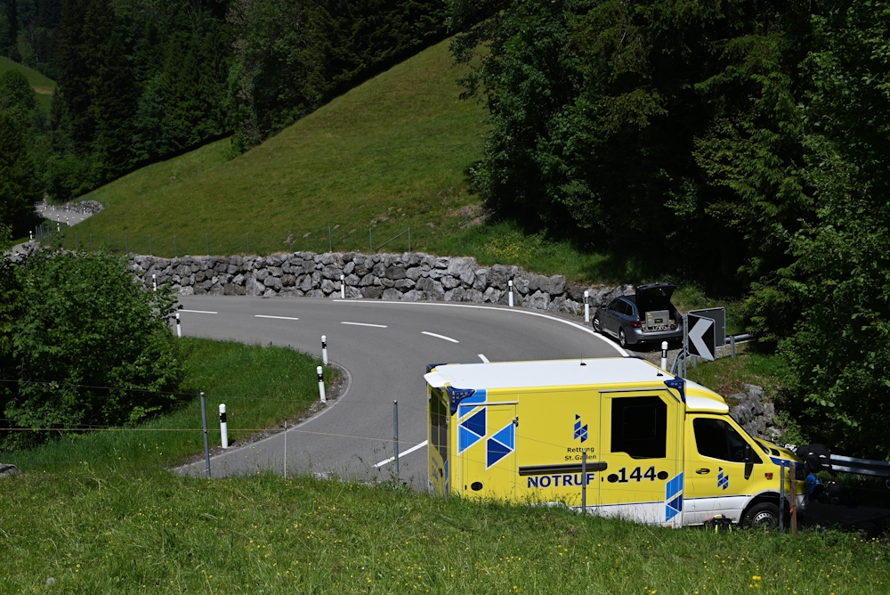 Gähwil SG: Rennvelofahrer (60) kracht gegen Felswand und verletzt sich schwer