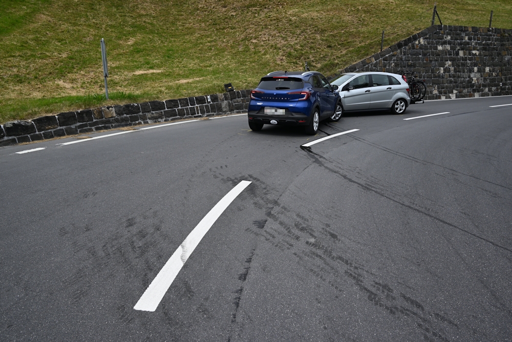 Gams SG: 82-jähriger Lenker gerät auf Gegenfahrbahn und kracht frontal in Auto