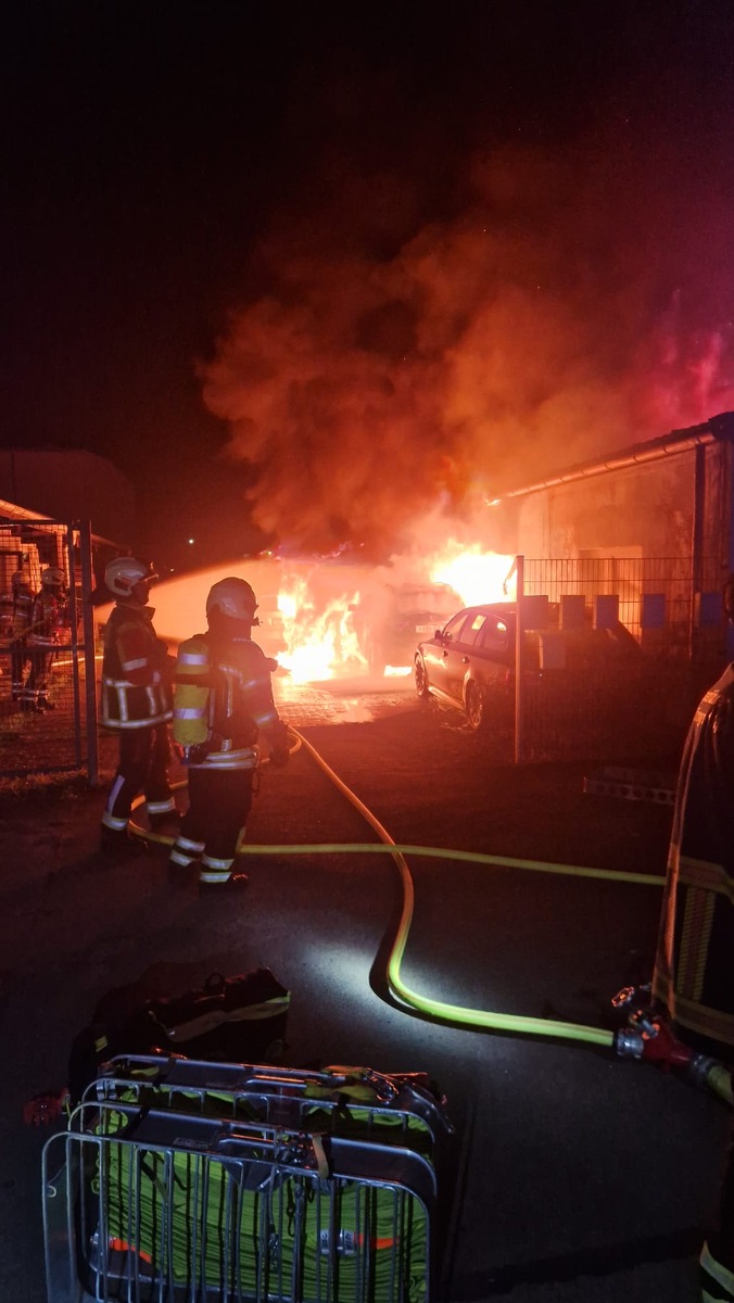 Gundelfingen, Baden-Württemberg: Werkstattbrand mit Fahrzeugen im Vollbrand