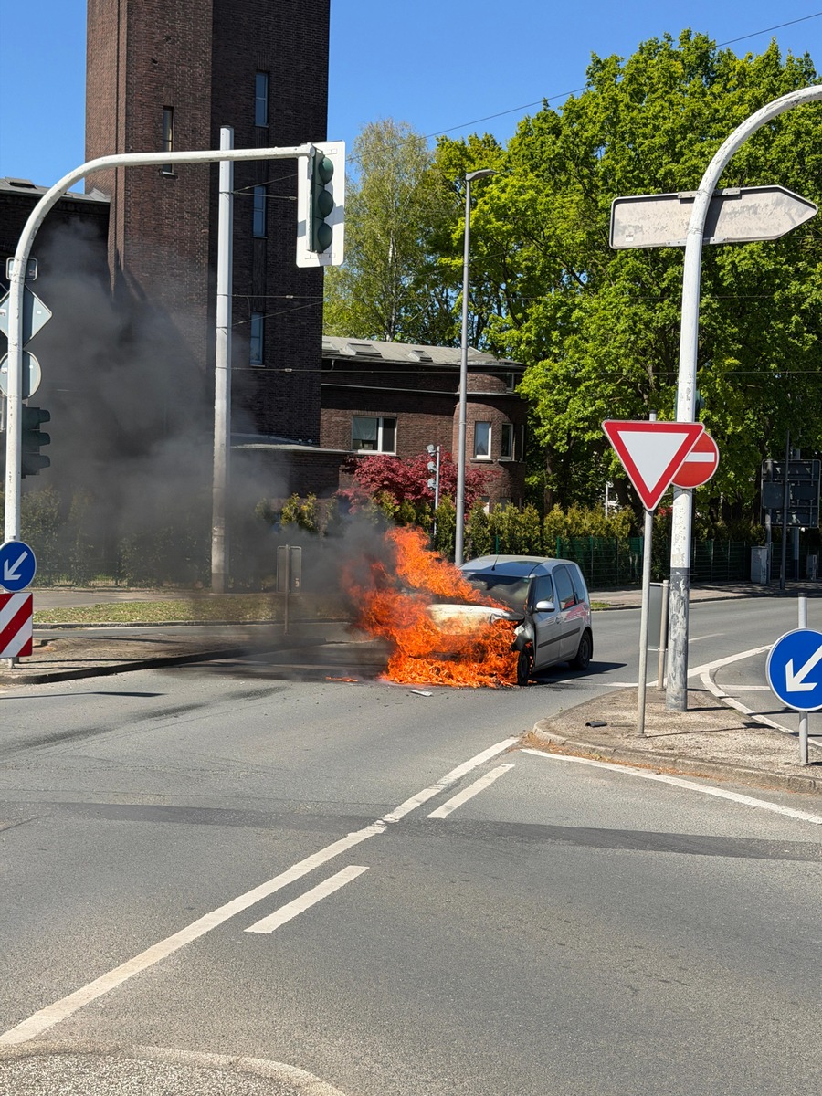 Bochum, Nordrhein-Westfalen: Unfall und Feuer – Auto steht plötzlich in Flammen