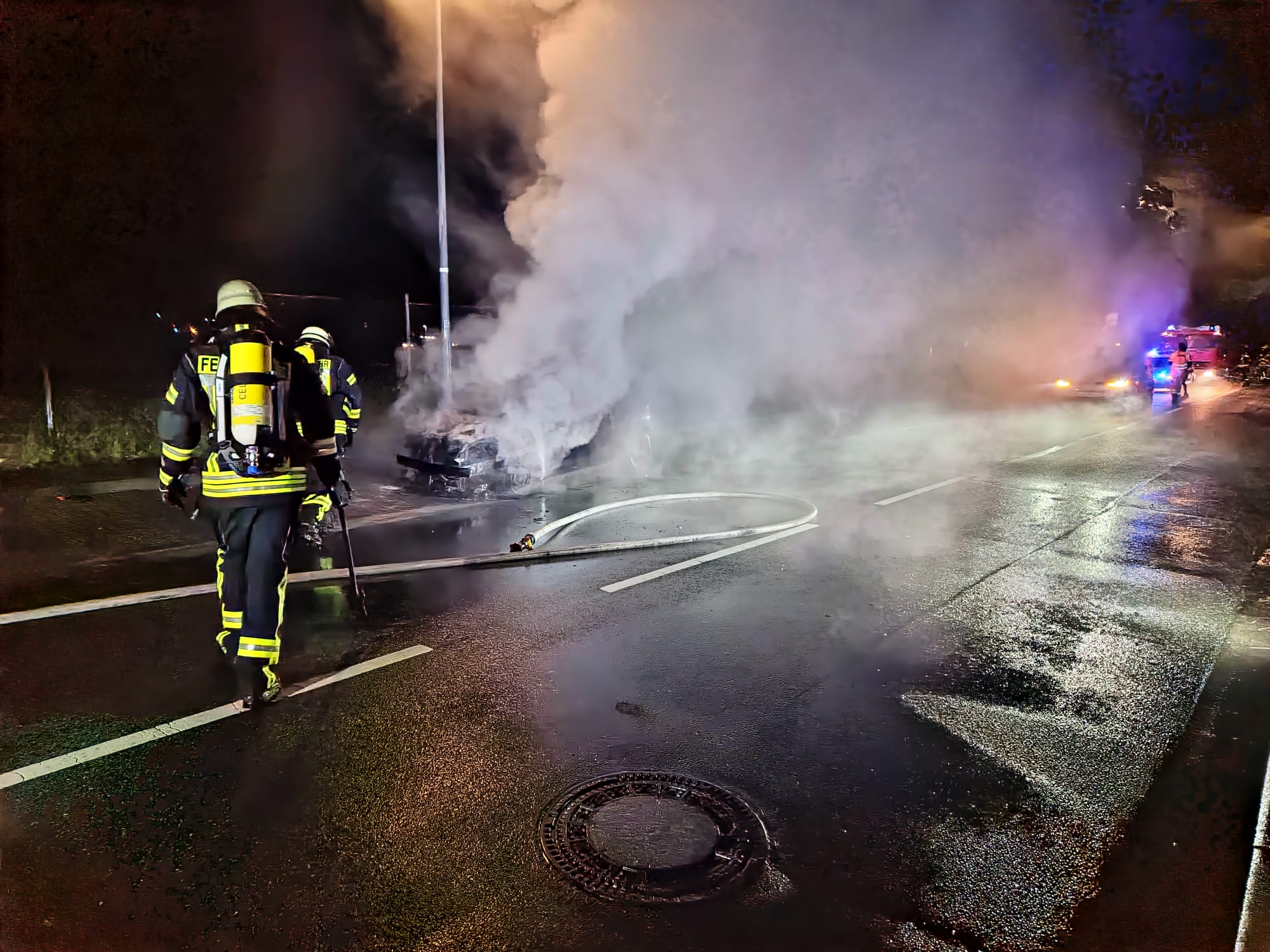 Celle, Niedersachsen: Auto brennt nachts komplett aus – Feuerwehr im Großeinsatz