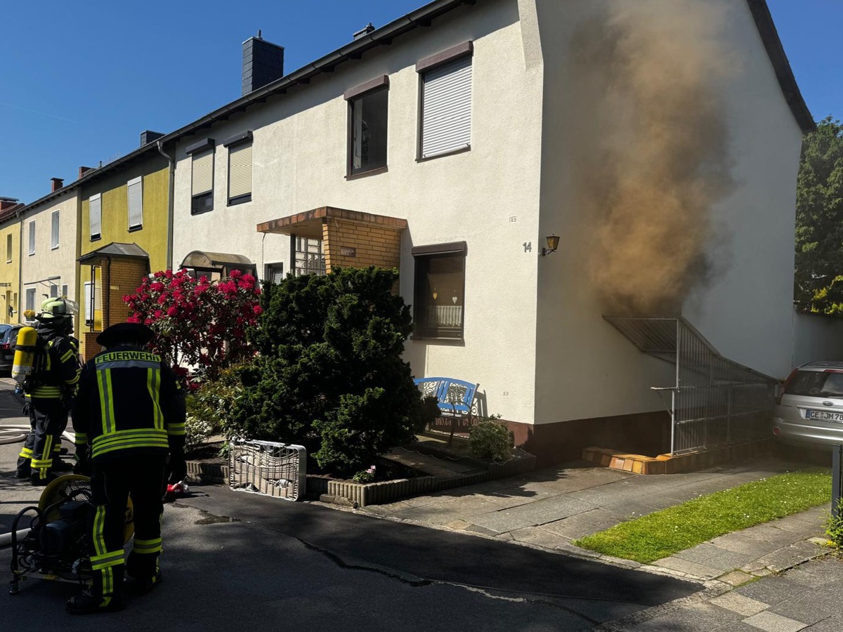 Celle, Niedersachsen: Küchenbrand in Reihenhaus sorgt für Feuerwehreinsatz
