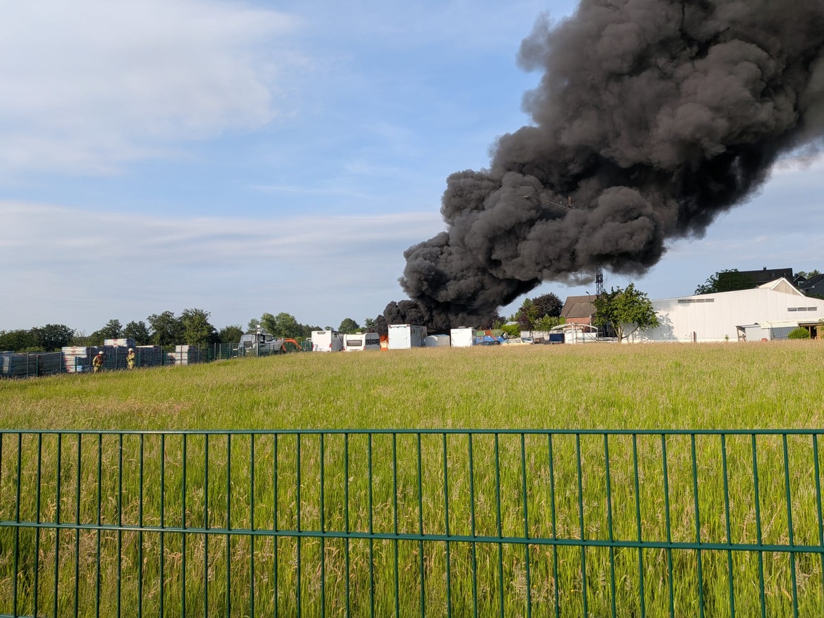 Burscheid, NRW: Großbrand auf Firmengelände zerstört Wohnmobile, Wohnwagen und Pkw