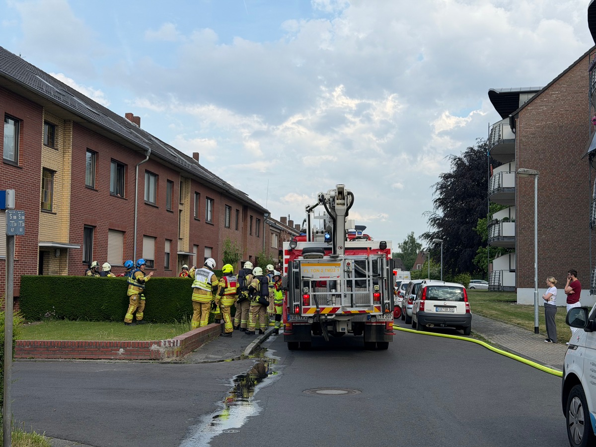 Tönisvorst-Vorst, NRW: Feuerwehr rettet zwei Menschen aus brennender Wohnung