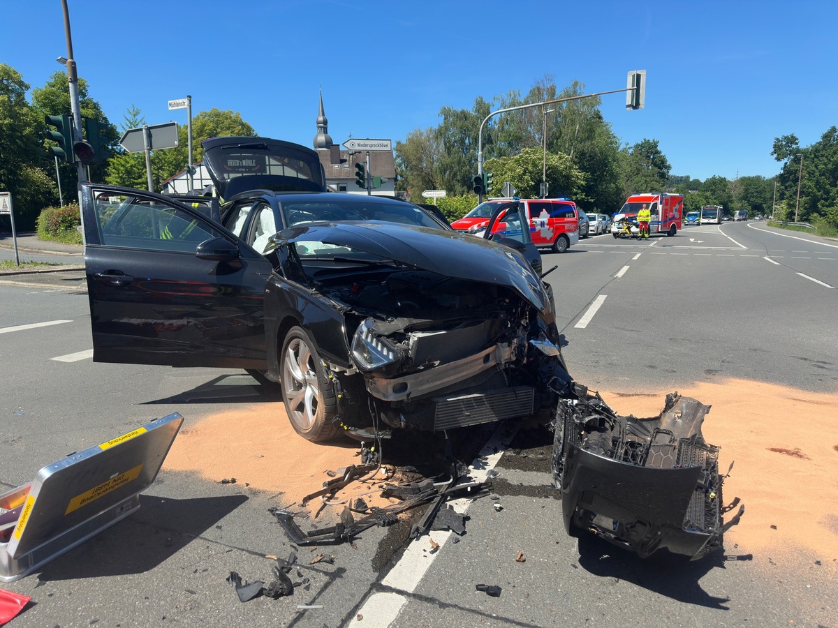 Sprockhövel, NRW: Heftiger Unfall im Kreuzungsbereich fordert mehrere Verletzte