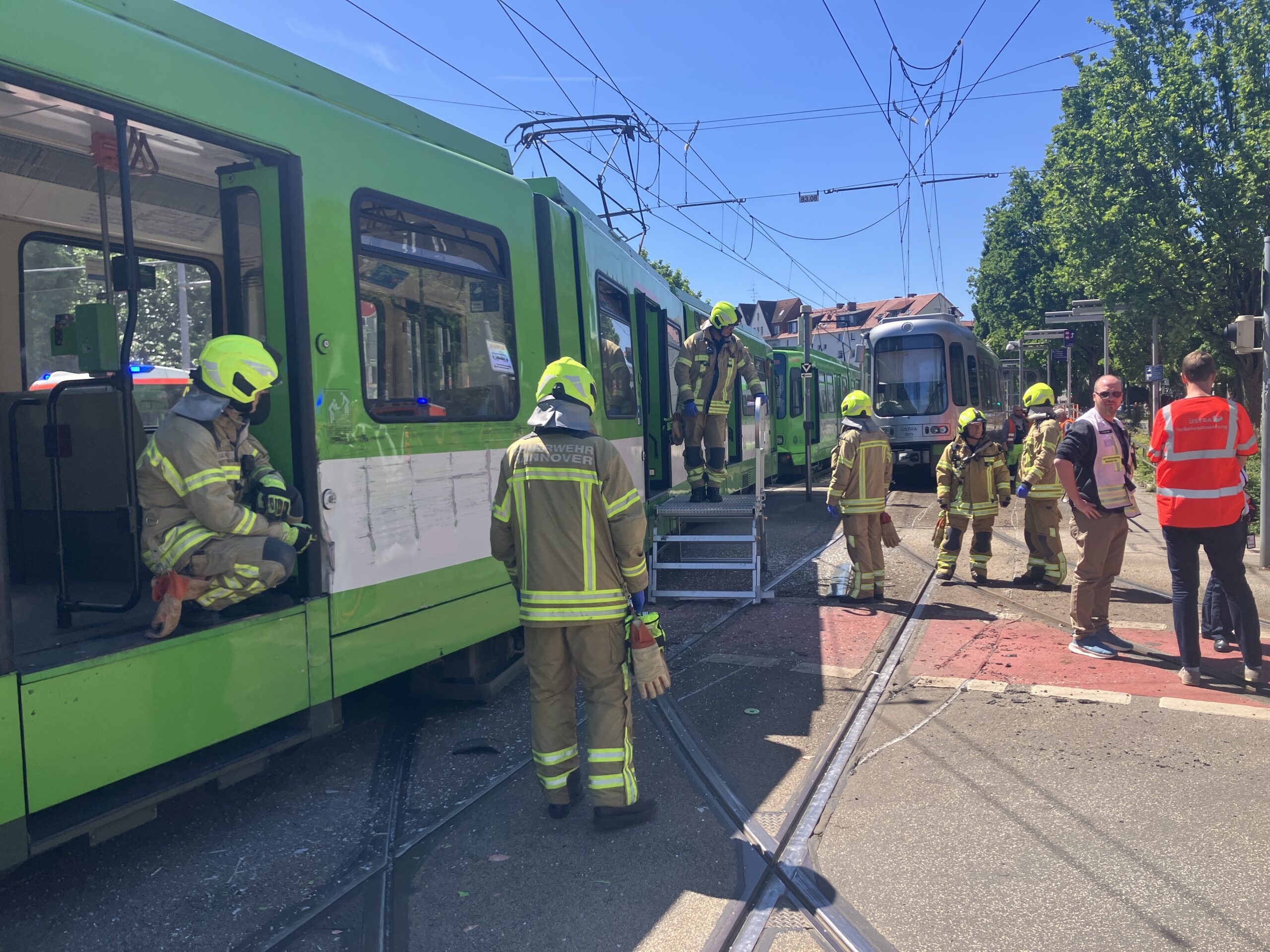 Hannover, Niedersachsen: Zwei Stadtbahnen krachen zusammen – zwölf Verletzte