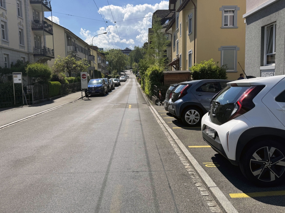 Stadt St.Gallen SG: Velofahrer bei Kollision mit Auto über Motorhaube geschleudert