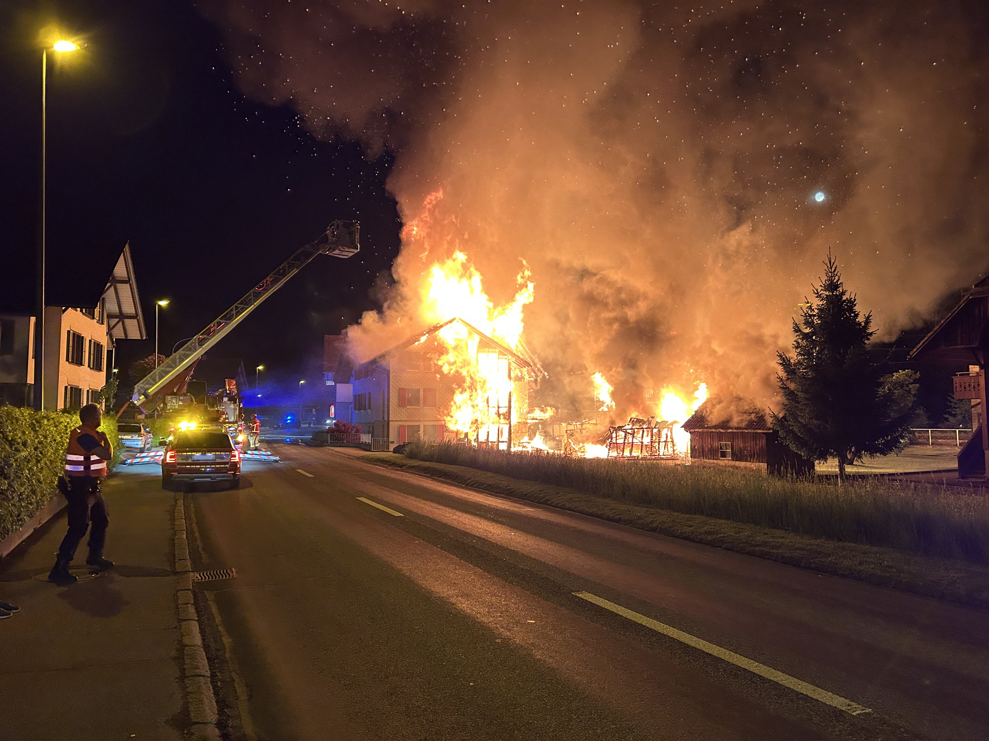 Bärau BE: Grossbrand zerstört Mehrfamilienhäuser – Gebäude unbewohnbar