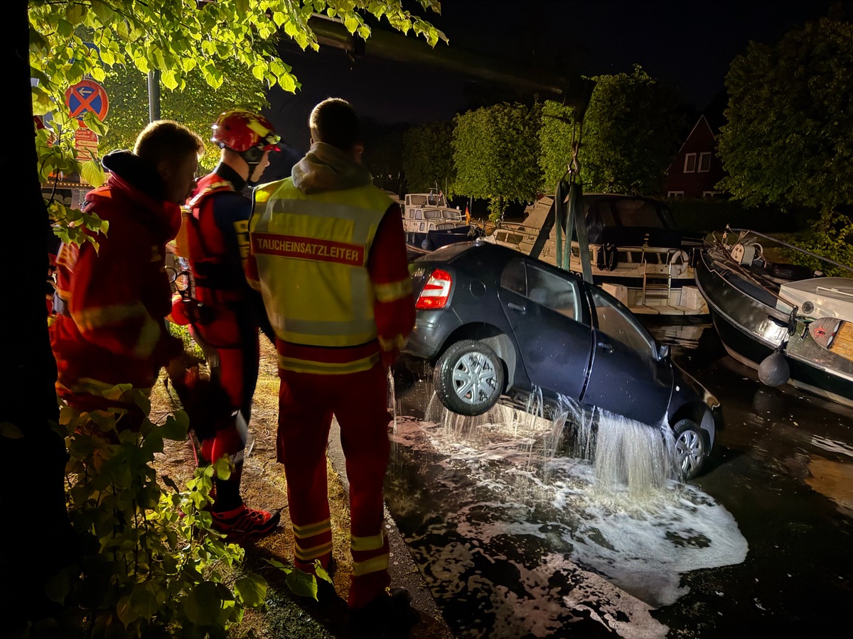Aurich, Niedersachsen: Feuerwehr und DLRG im Einsatz nach Pkw-Unfall am Hafen