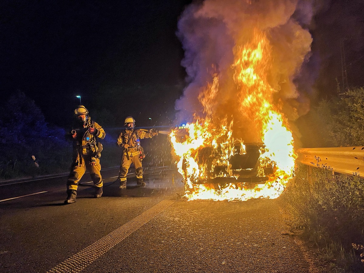 Neuss, NRW: Auto brennt nachts auf Willy-Brandt-Ring komplett aus