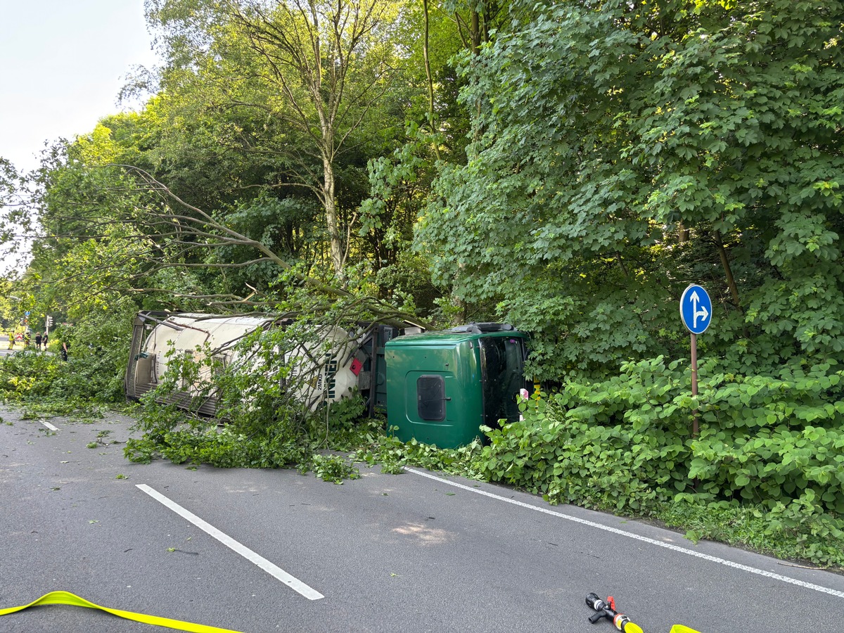 Gladbeck, Nordrhein-Westfalen: Gefahrguttransporter kippt auf B224 um