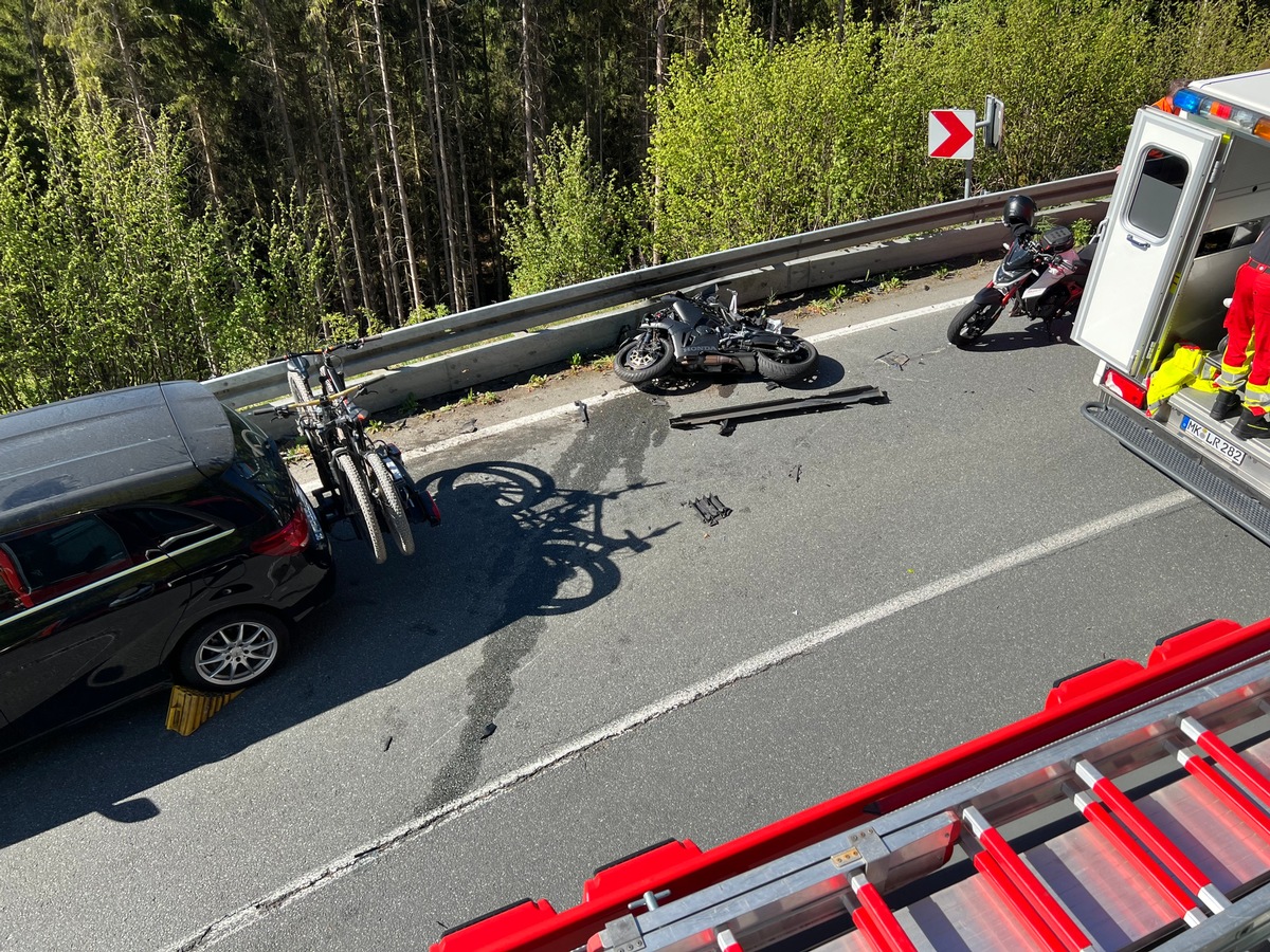 Plettenberg, Nordrhein-Westfalen: Motorradfahrer stirbt bei Frontalcrash