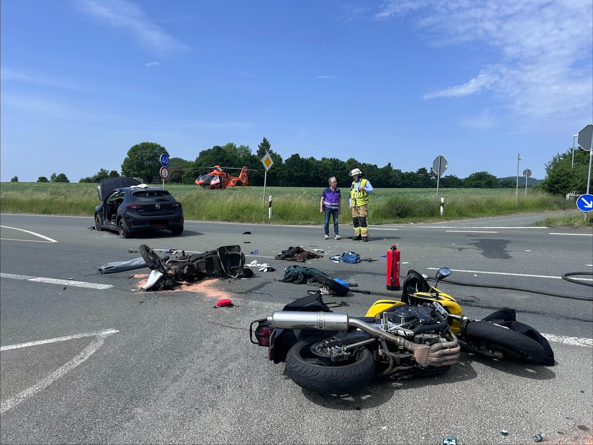 Bad Salzuflen, NRW: Schwerer Unfall zwischen zwei Motorrädern und Pkw