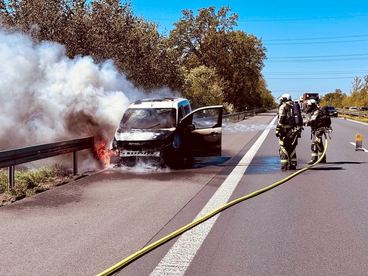 Hünxe, Nordrhein-Westfalen: Pkw brennt auf A3 vollständig aus