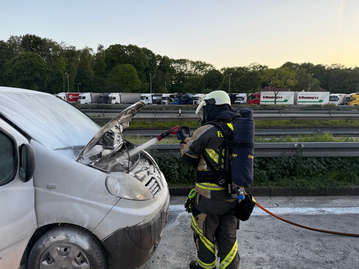 Hünxe, Nordrhein-Westfalen: Flammen am Rastplatz – Pkw gerät plötzlich in Brand