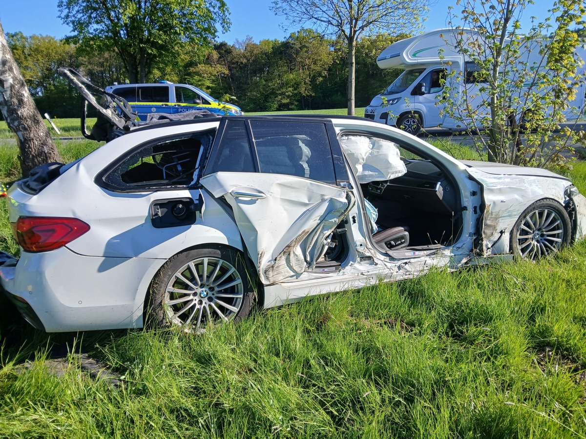 Schermbeck, Nordrhein-Westfalen: Feuerwehr nach Verkehrsunfall im Einsatz