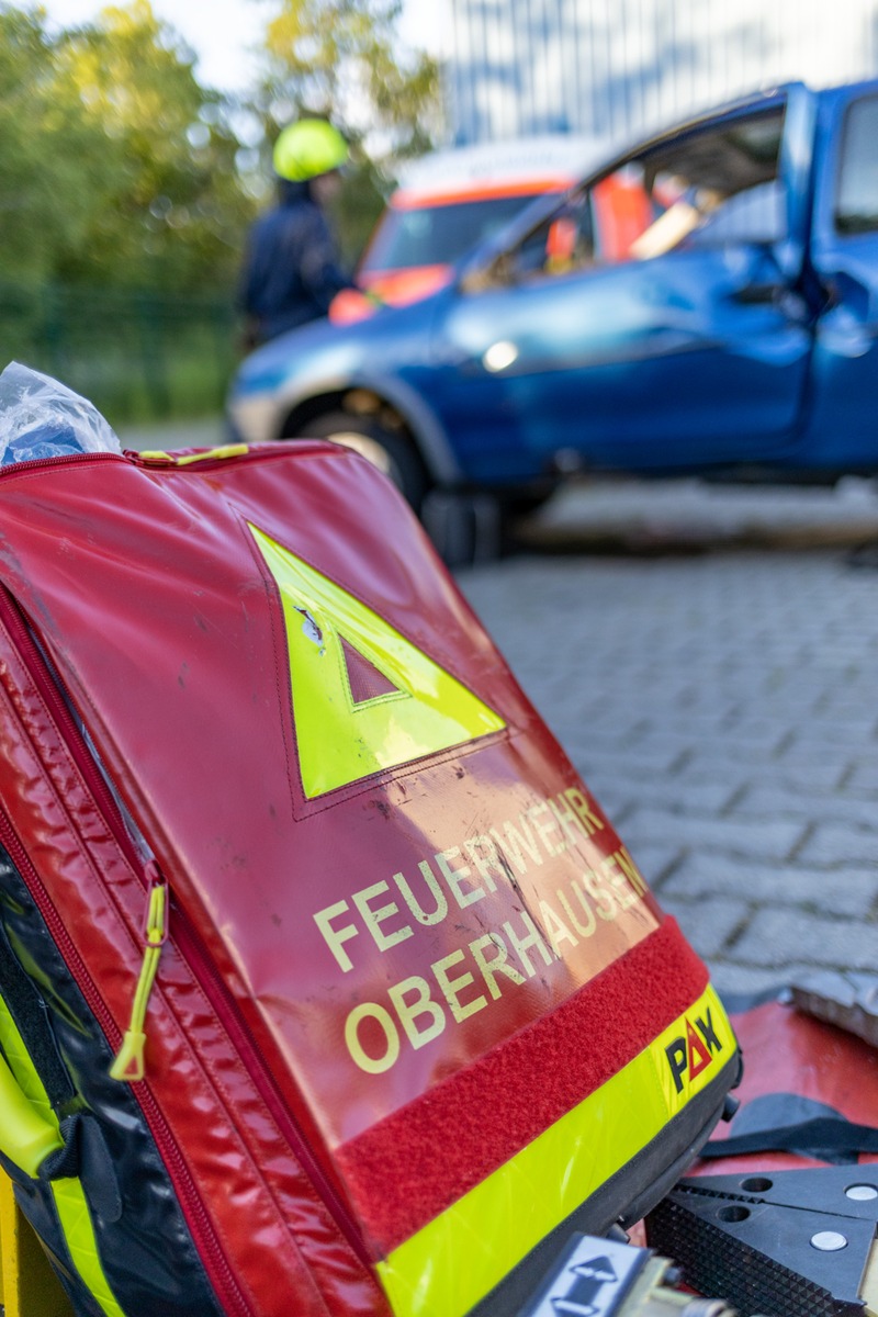 Oberhausen, Nordrhein-Westfalen: Unfall mit Bus und zwei Pkw