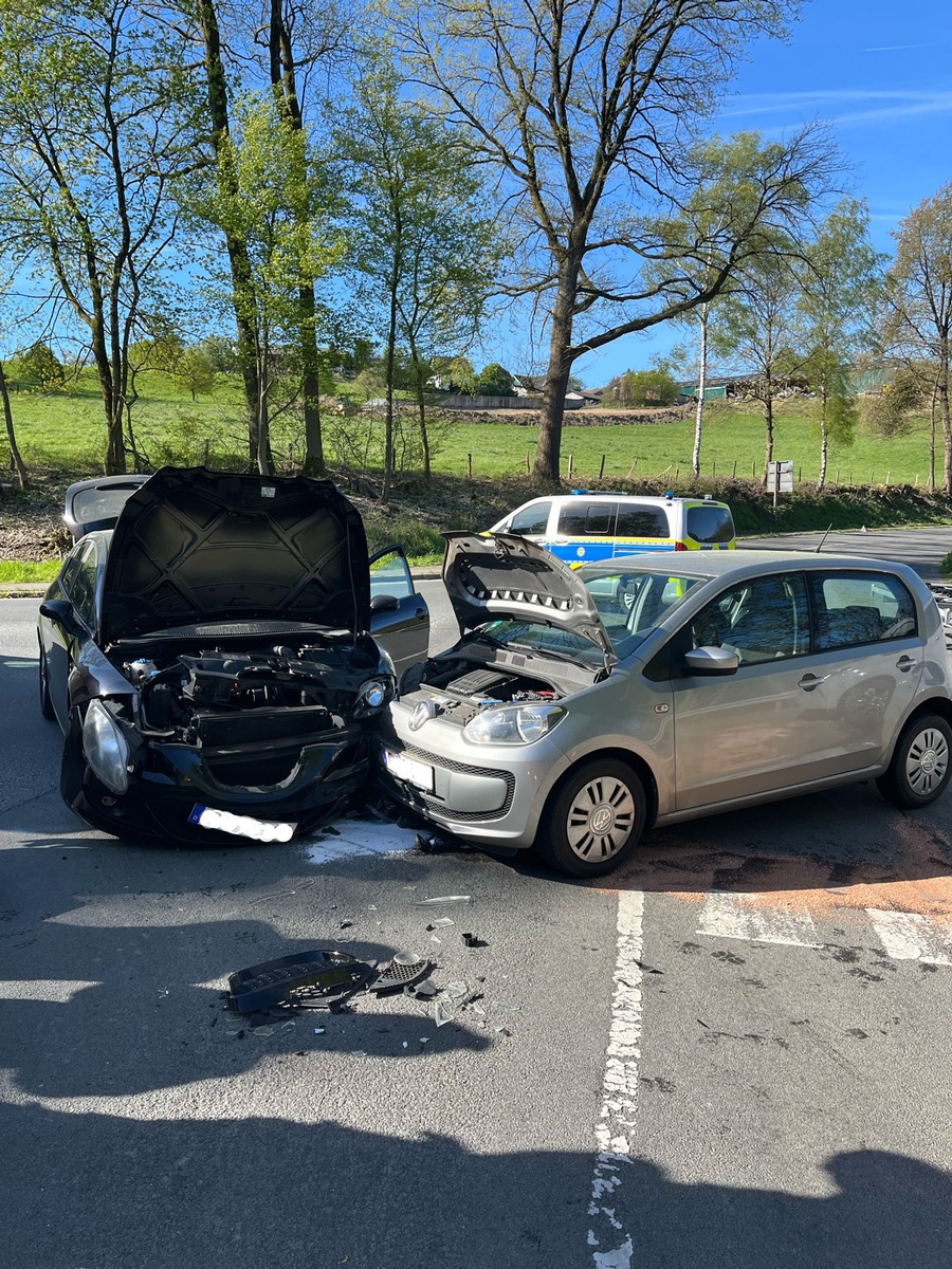 Wipperfürth, Nordrhein-Westfalen: Unfall beim Abbiegen – junge Fahrerin verletzt
