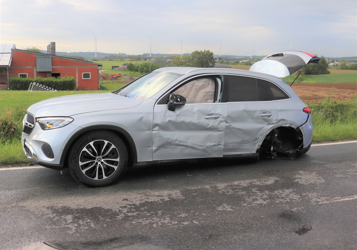 Steinheim, Nordrhein-Westfalen: Schwerer Unfall zwischen Mercedes und Lkw