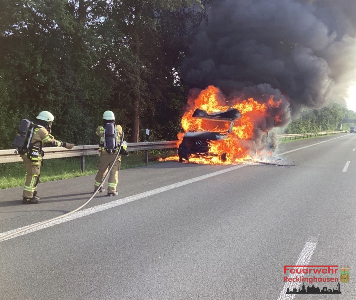 Recklinghausen, NRW: Vollbrand eines Lastwagens sorgt für Einsatz auf Autobahn