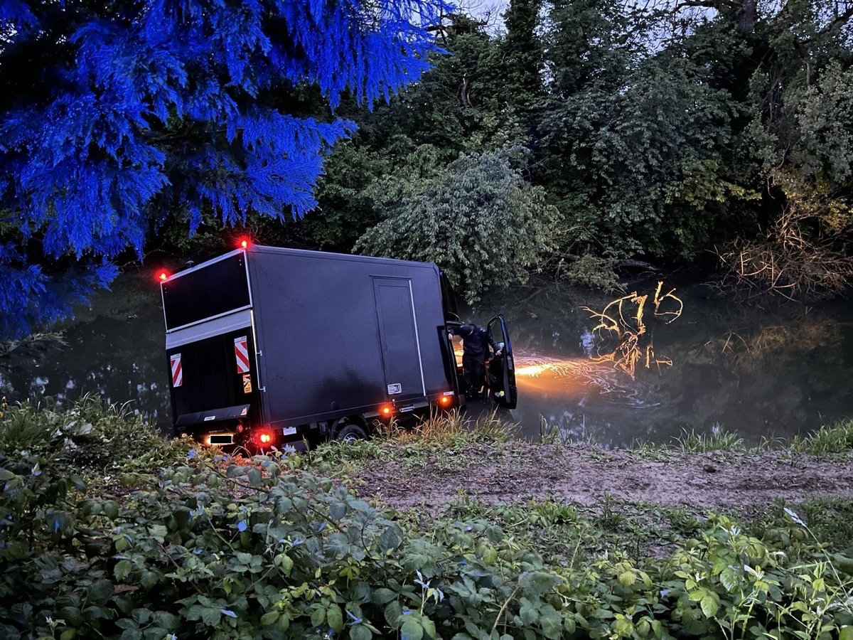 Neuburg am Rhein, RLP: Lastwagen stürzt in Altrhein – Feuerwehr rettet Fahrer