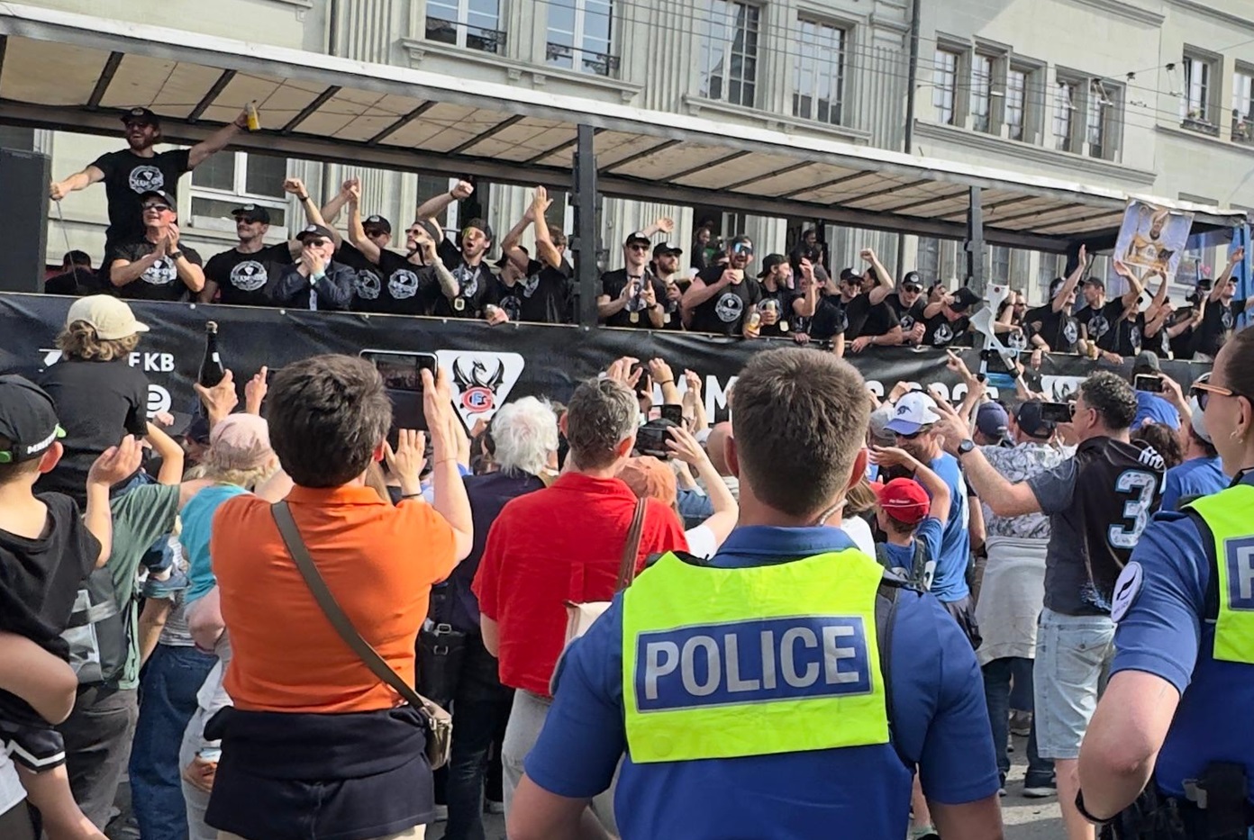 Freiburg FR: 80’000 Fans feiern Meistertitel – Parade ohne grosse Zwischenfälle