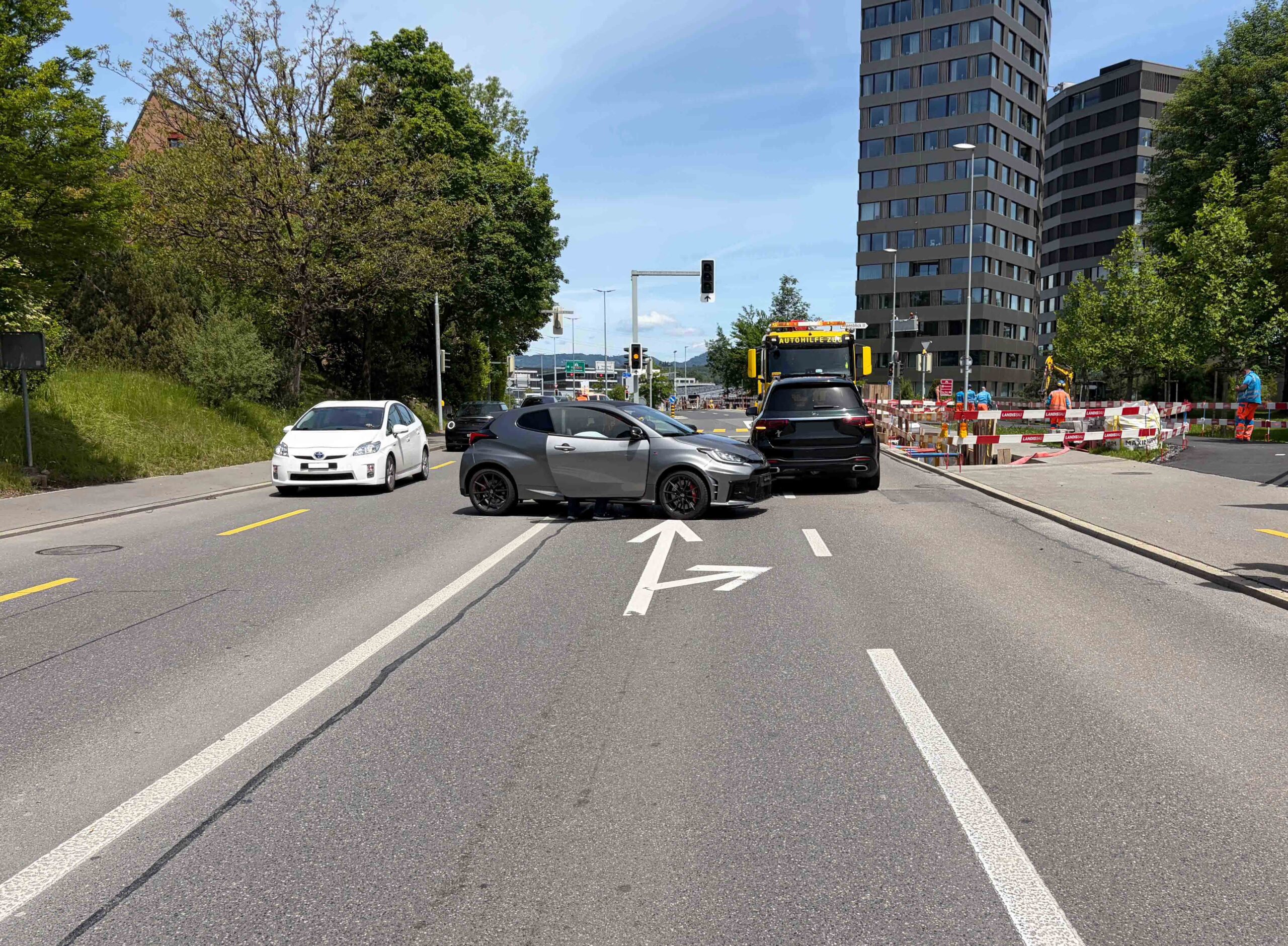 Cham ZG: Senior kracht auf Gegenfahrbahn in zwei Autos und zerstört Pfosten