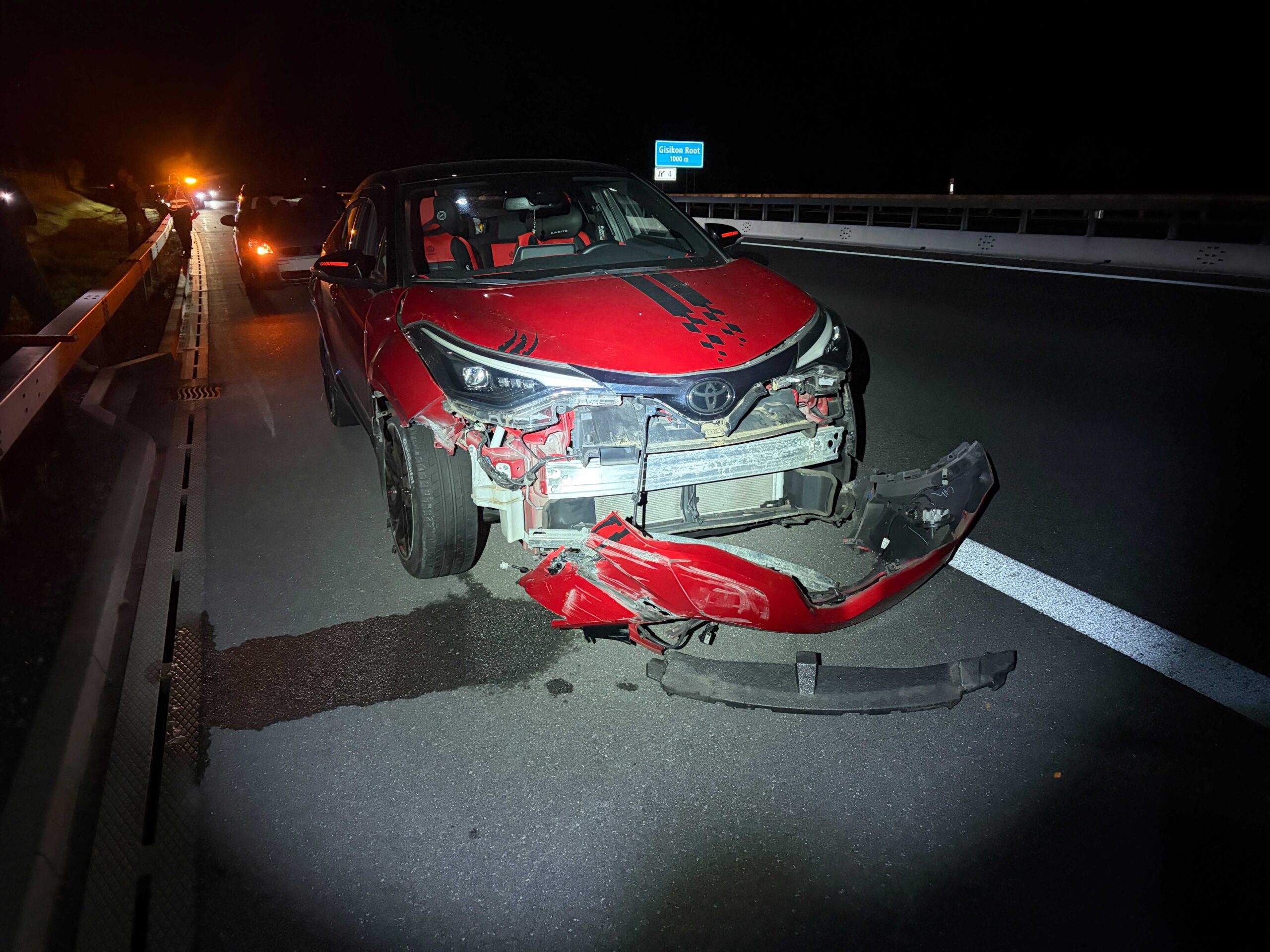 Rütihof ZG: Auto schleudert auf A14 in Leitplanke und kracht in zweiten Wagen