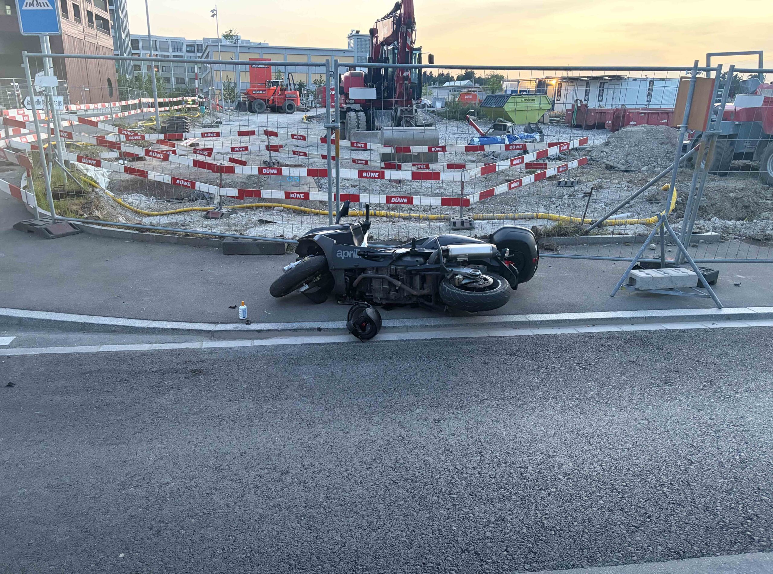Cham ZG: Alkoholisierter Motorradfahrer (47) kollidiert mit abbiegendem Auto