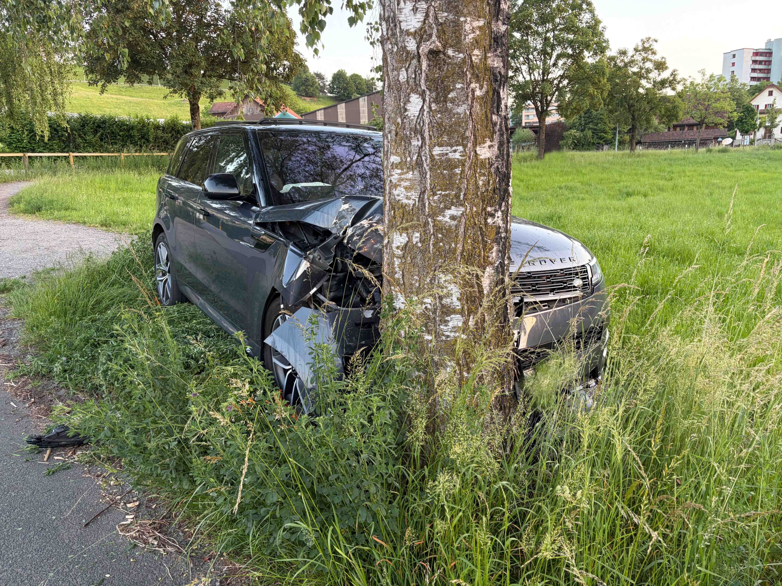 Zug ZG: Autofahrer (42) kracht frontal in Baum – Unfallursache noch unklar