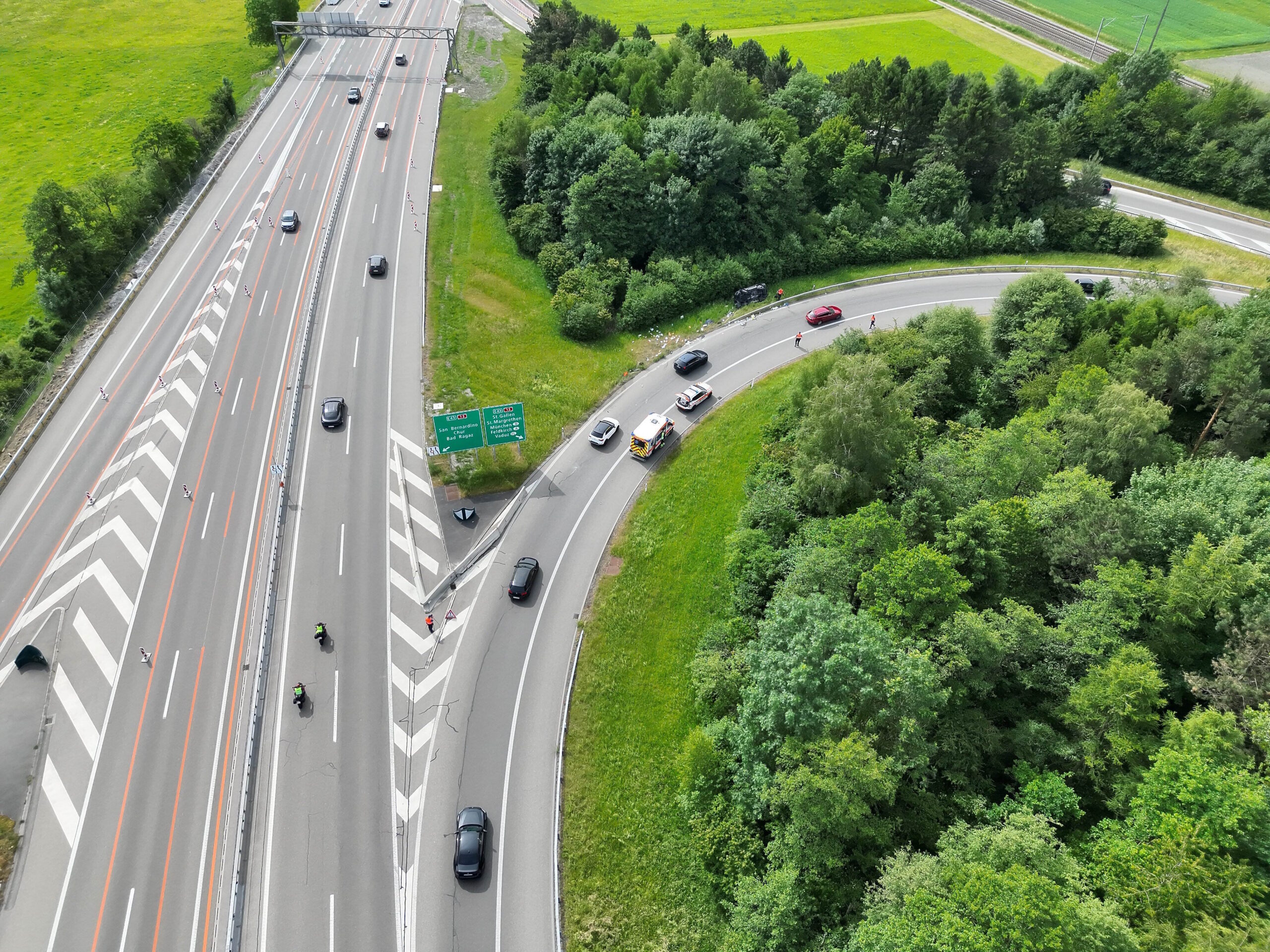 Mels SG: Auto überschlägt sich auf A13 – 78-Jährige verletzt ins Spital gebracht