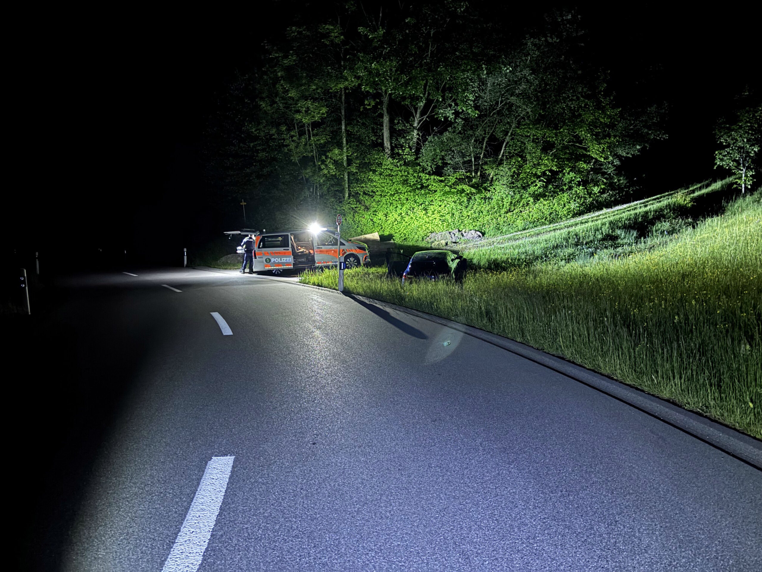 Mühlrüti SG: Auto landet nach Selbstunfall im Bachbett – Totalschaden