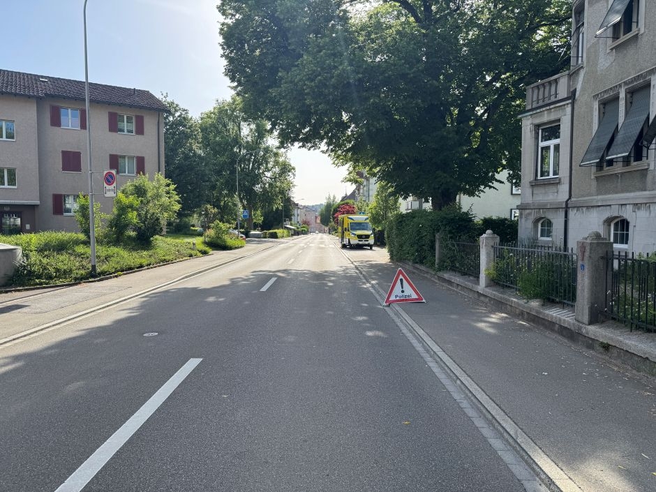 Stadt St.Gallen SG: Fahrradfahrer touchiert Trottoirrand und verletzt sich erheblich