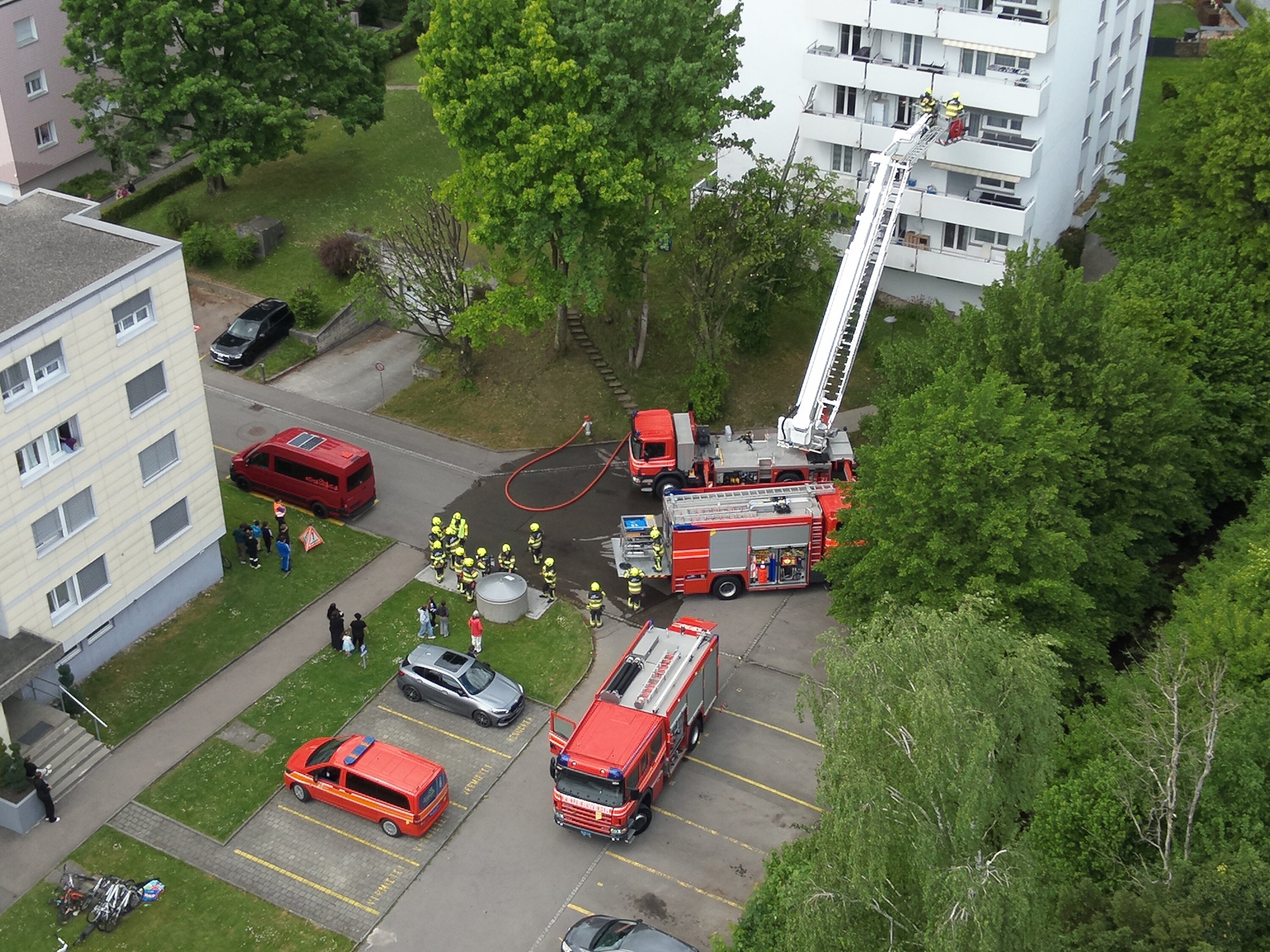 Niederuzwil SG: Brand auf Balkon eines Mehrfamilienhauses sorgt für Feuerwehreinsatz
