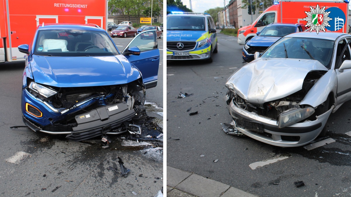 Oberhausen, Nordrhein-Westfalen: Zwei Autos stoßen frontal im Kreuzungsbereich zusammen
