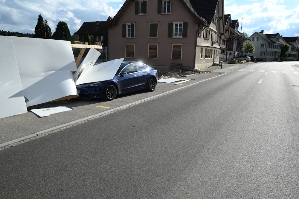 Oberbüren SG: Übermüdeter Autofahrer kracht in Abschrankung und Hauswand