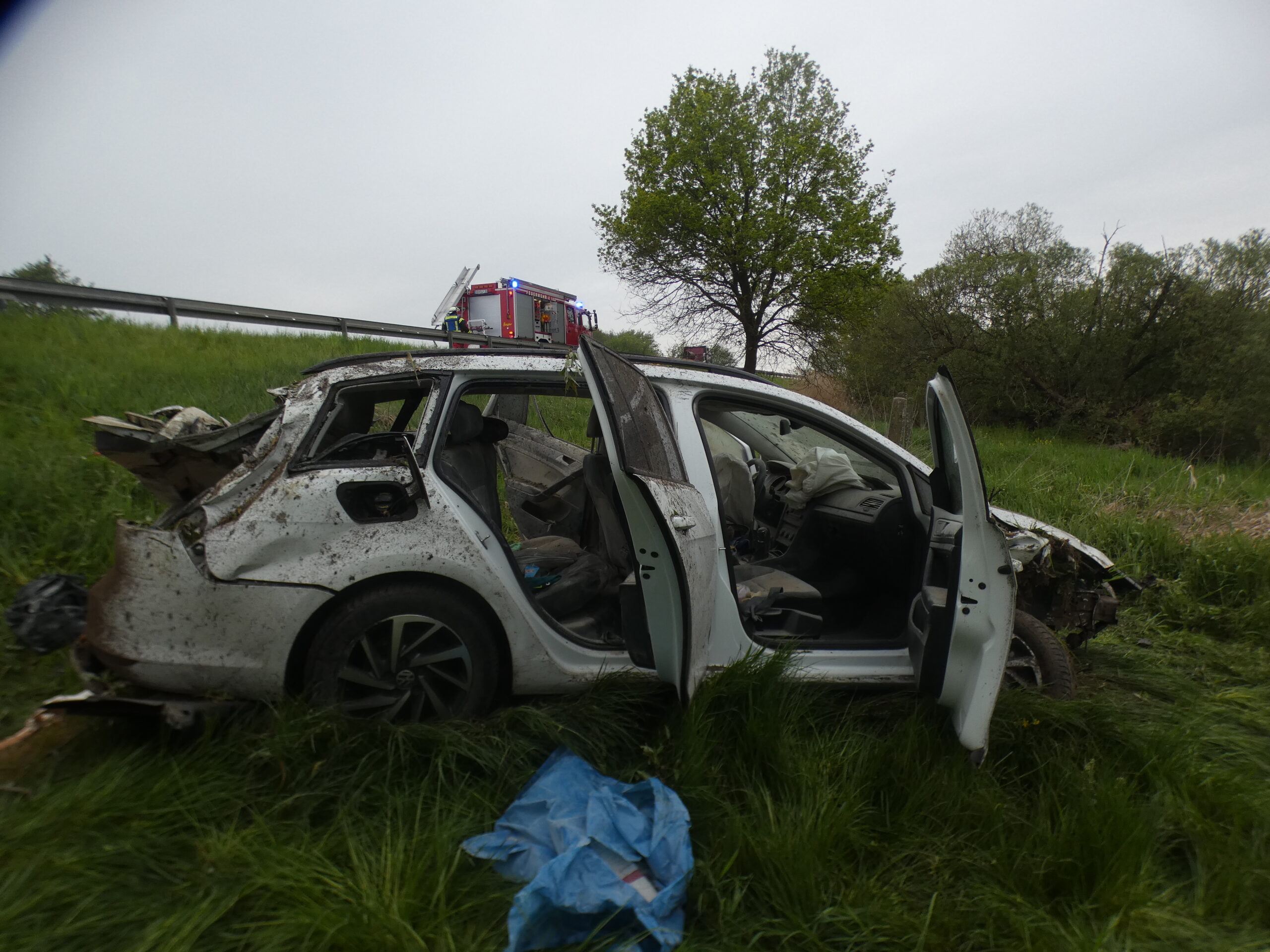 Wittenburg, MV: VW überschlägt sich auf A24 mehrfach – zwei Männer verletzt