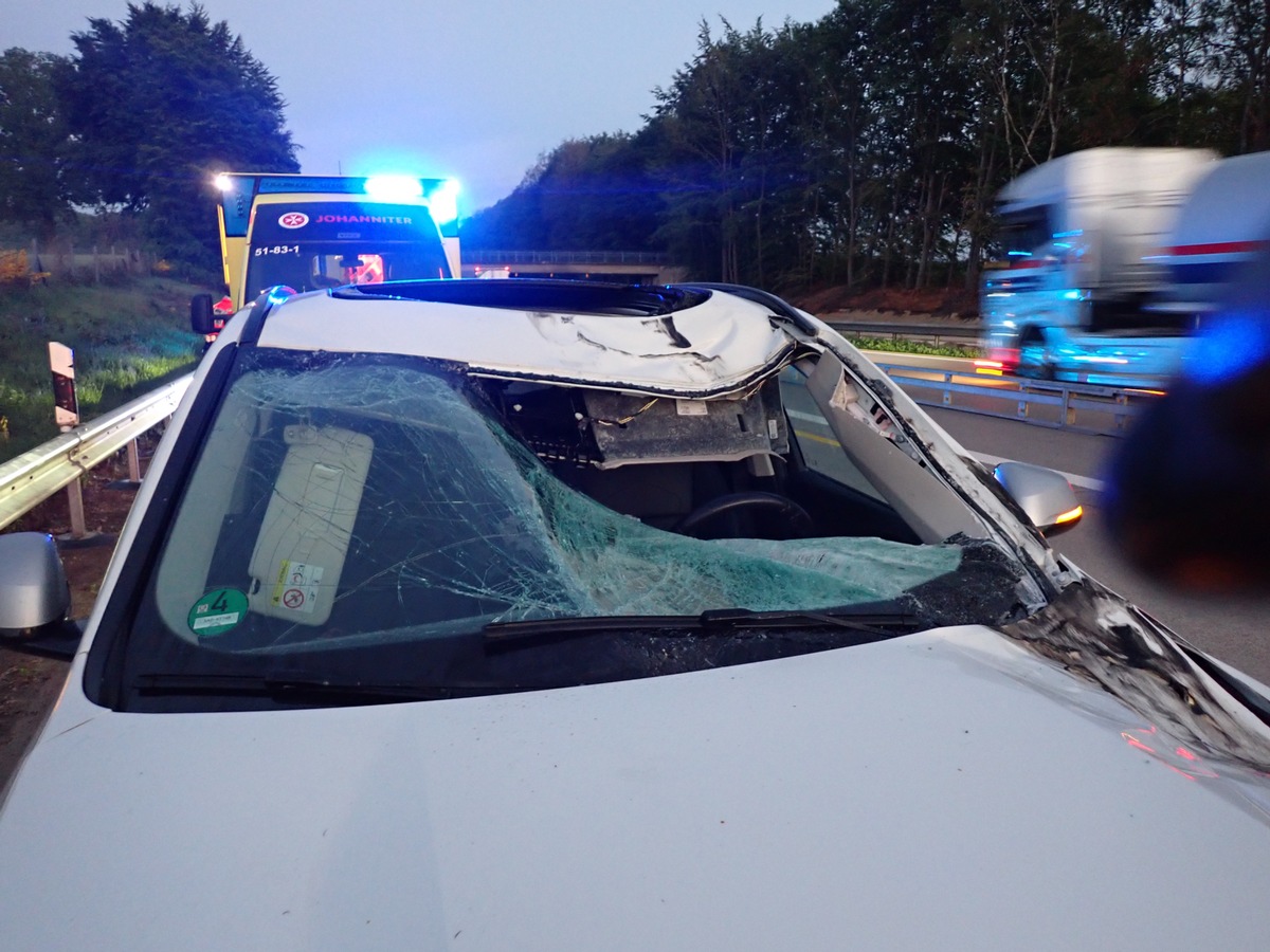 Harpstedt, Niedersachsen: Reifen fliegt über Leitplanke und trifft Auto