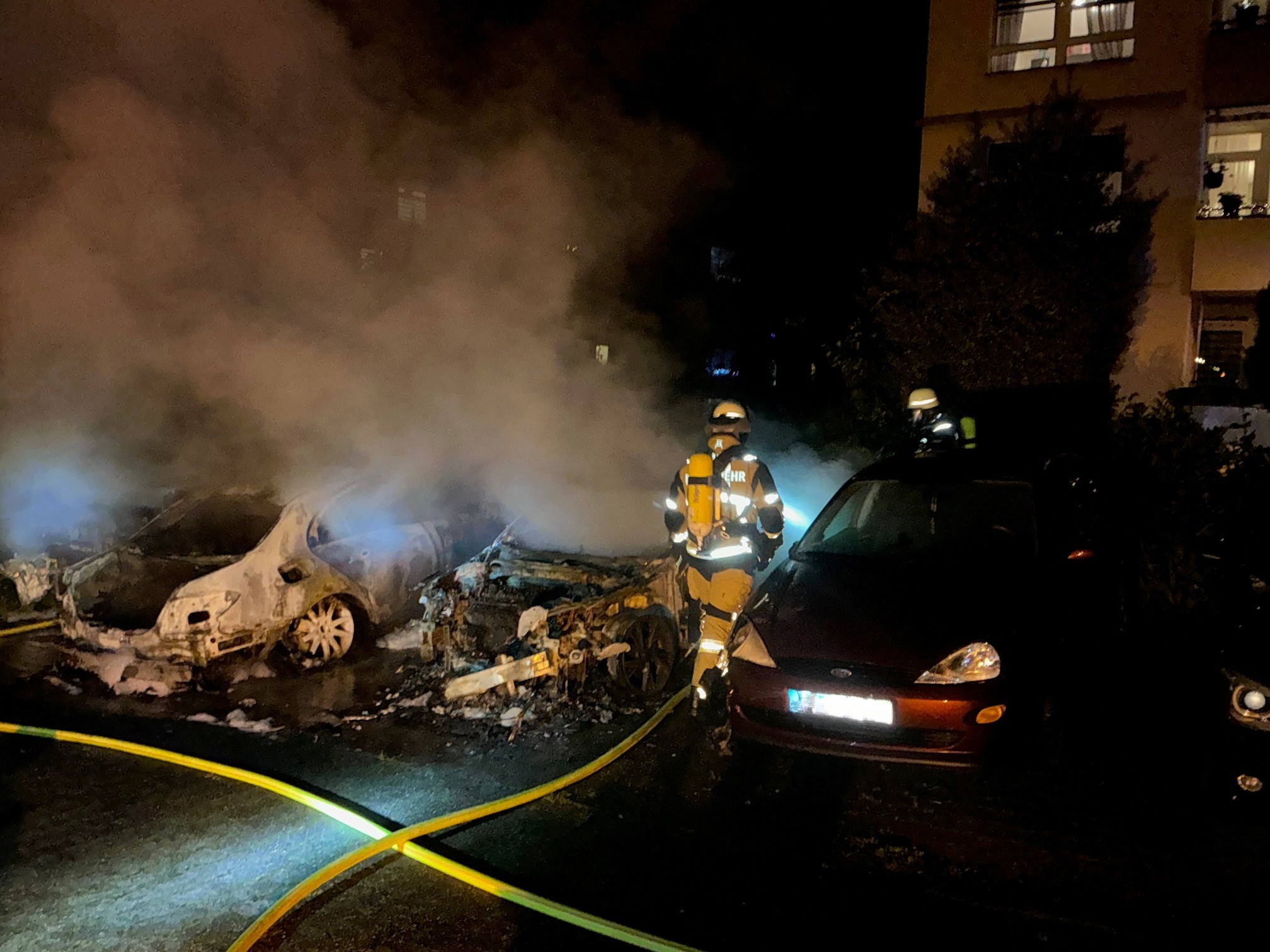 Essen, NRW: Zwei PKW in Vollbrand – Löschschaum stoppt Feuer nahe Grünanlage