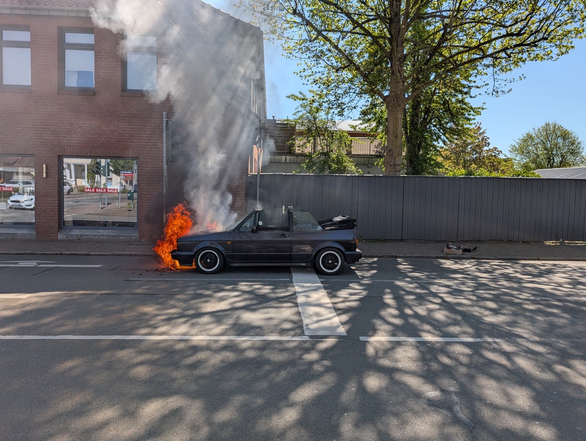 Bremervörde, Niedersachsen: Oldtimer-Cabrio geht plötzlich in Flammen auf