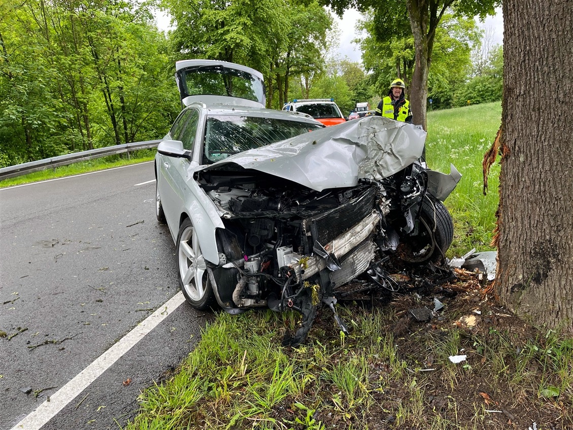 Bergneustadt, NRW: Auto prallt frontal gegen Baum – Fahrer (61) schwer verletzt