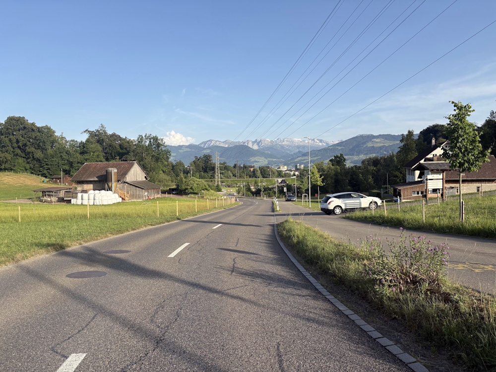 Rapperswil-Jona SG: Velofahrer bei Kollision mit abbiegendem Auto schwer verletzt