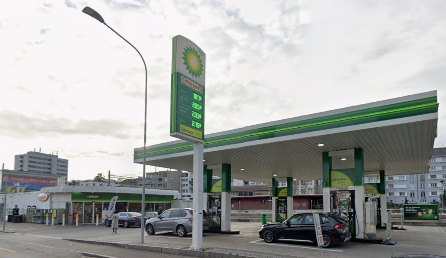 Zürich ZH: Maskierte Täter überfallen „BP“-Tankstellenshop am Mythenquai