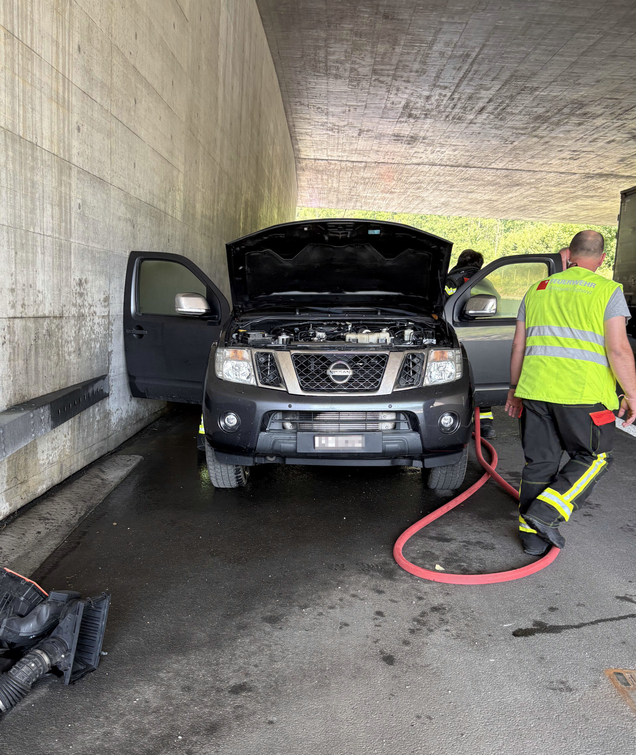 Goldau SZ: Starke Rauchentwicklung bei Auto mit Anhänger auf der A4