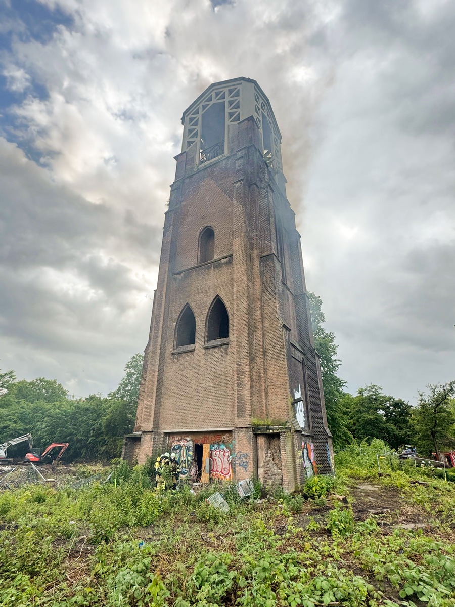 Essen, Nordrhein-Westfalen: Feuerwehr löscht Brand in altem Kirchturm
