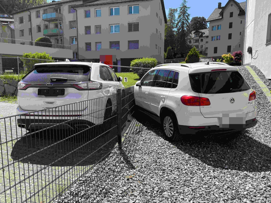 Rheineck SG: Fahrunfähige Lenkerin (62) kracht in Autos und Zäune – Automobilistin im Spital