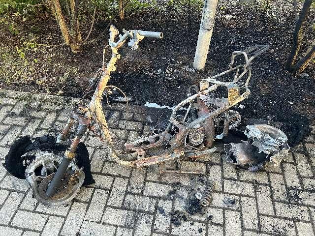 Wolfsburg, Niedersachsen: Jugendliche zünden Motorroller an und flüchten