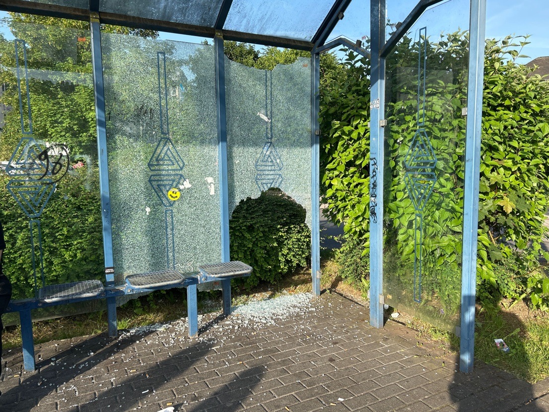 Gerolstein, Rheinland-Pfalz: Unbekannte zerstören Scheiben am Busbahnhof