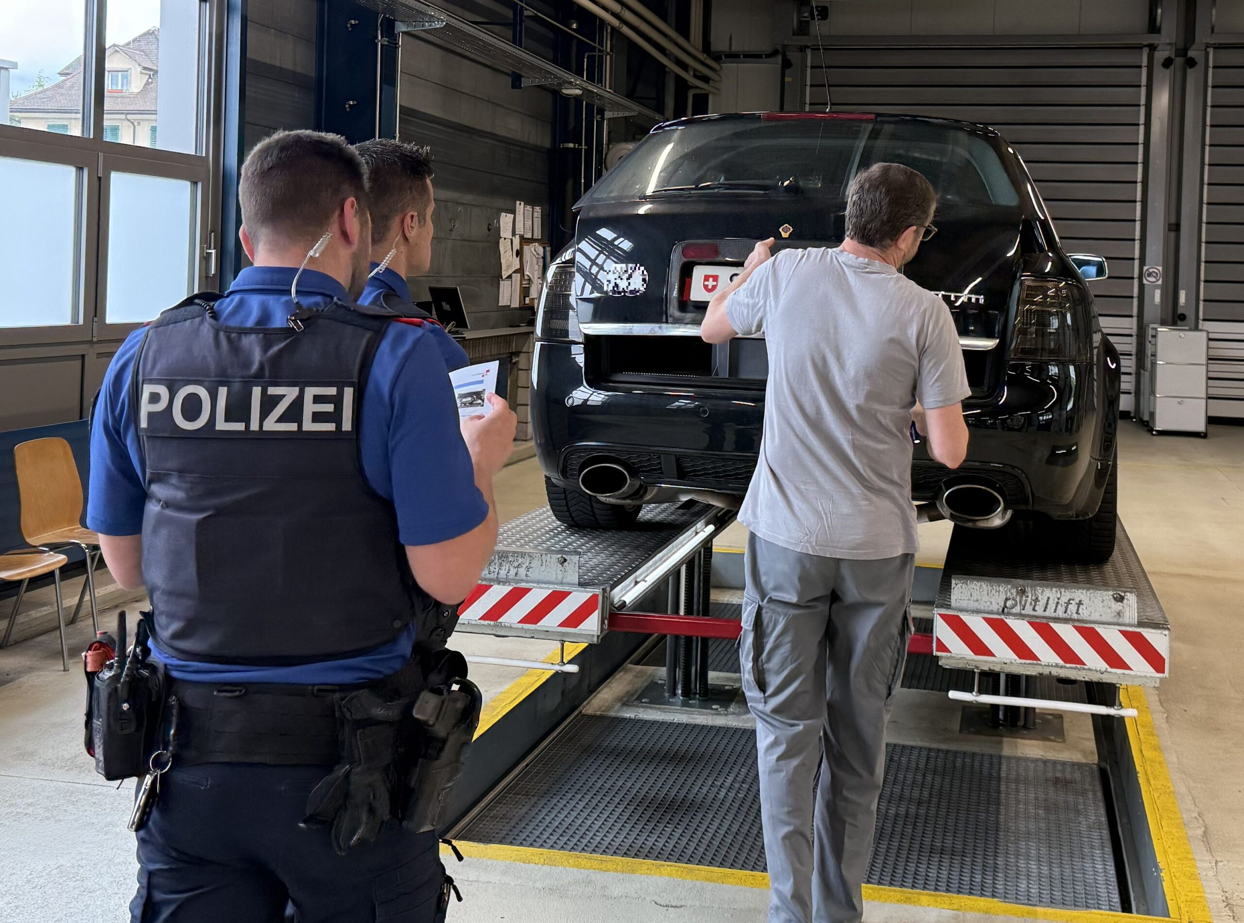 Pfäffikon/Schwyz SZ: Zahlreiche Autos mit illegalen Umbauten aus dem Verkehr gezogen