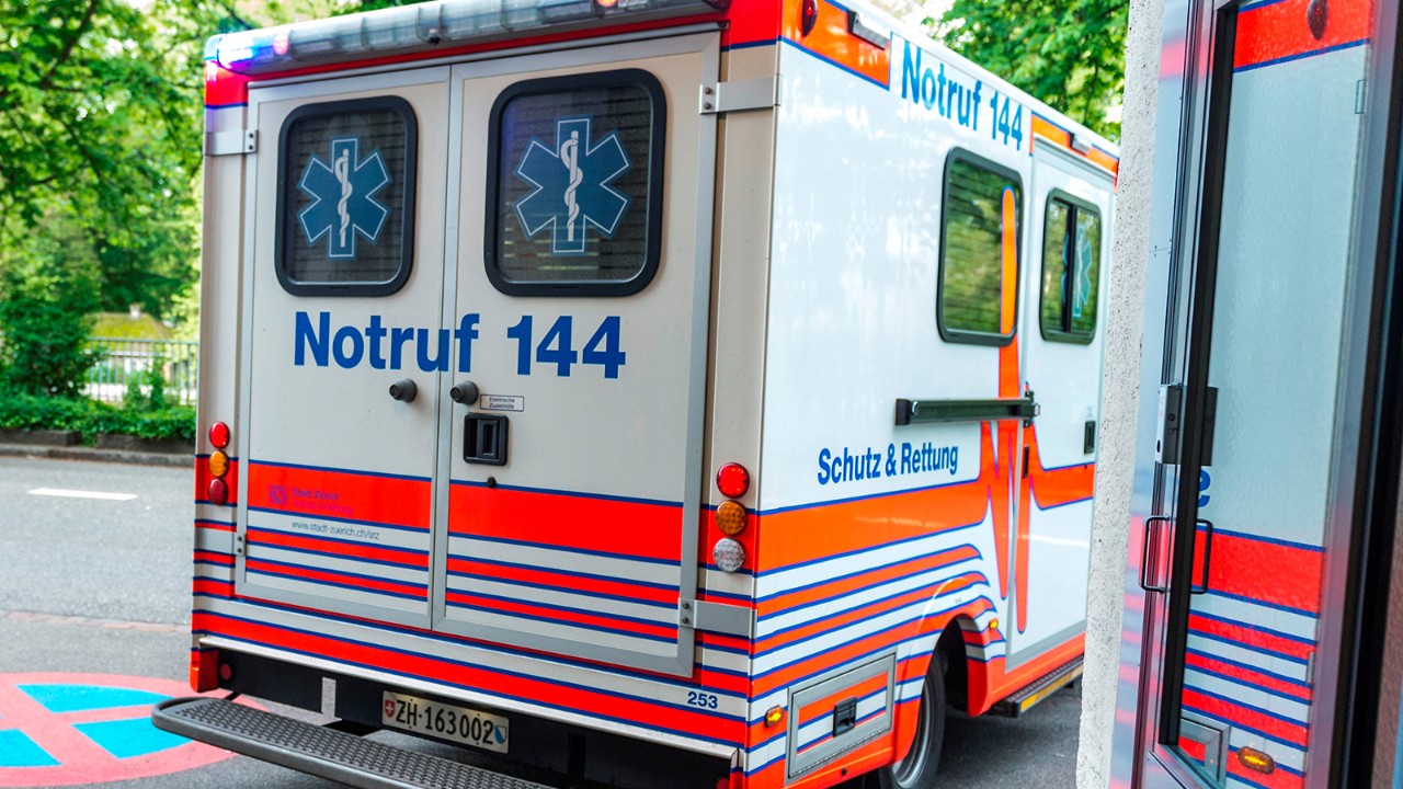 Stadt Zürich ZH: 14-Jährige nach Kollision mit Forchbahn im Kreis 8 verletzt
